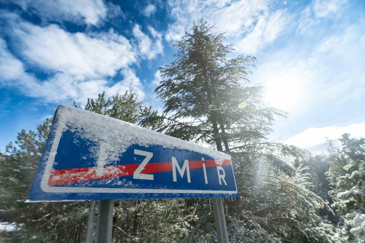 İZMİR'İN YÜKSEK KESİMLERİ, HAVA SICAKLIKLARININ DÜŞMESİ VE KAR YAĞIŞININ ETKİSİYLE BEYAZA...