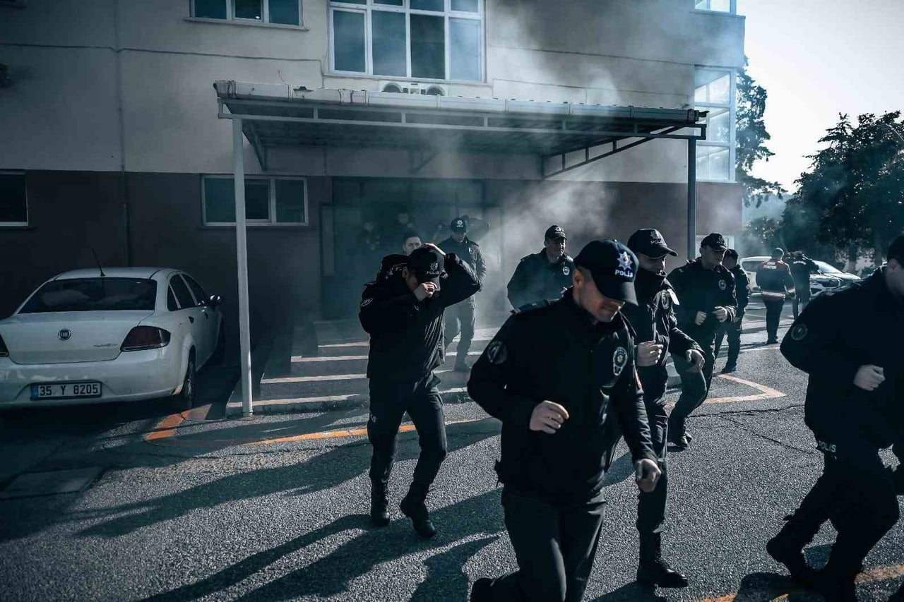 İZMİR BÜYÜKŞEHİR BELEDİYESİ İTFAİYE DAİRESİ BAŞKANLIĞI EKİPLERİ, BUCA’DAKİ RÜŞTÜ ÜNSAL POLİS...