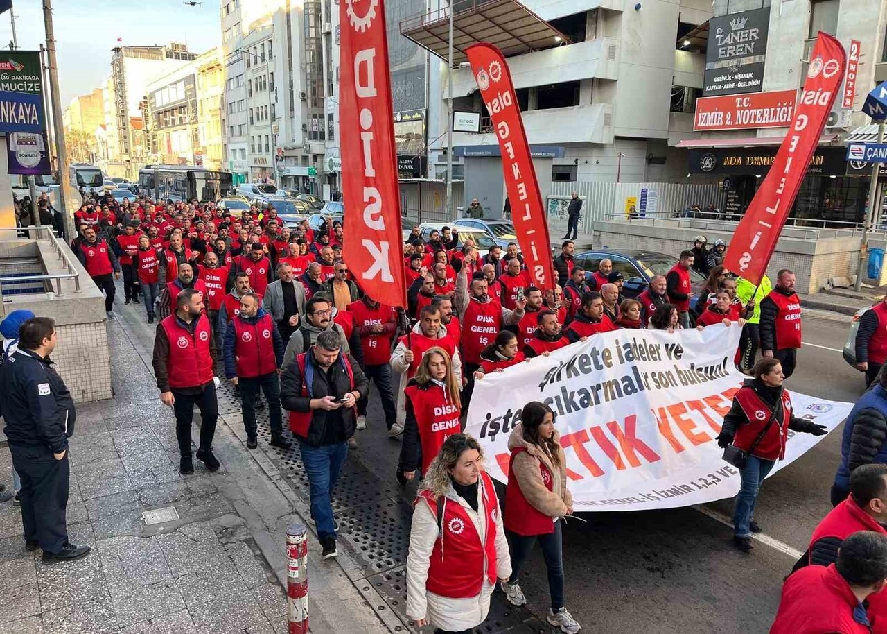 İZMİR’DE BELEDİYE ŞİRKETLERİNDE ÇALIŞAN İŞÇİLER, ÖDEME KRİZİ VE İŞTEN ÇIKARMALARA KARŞI...