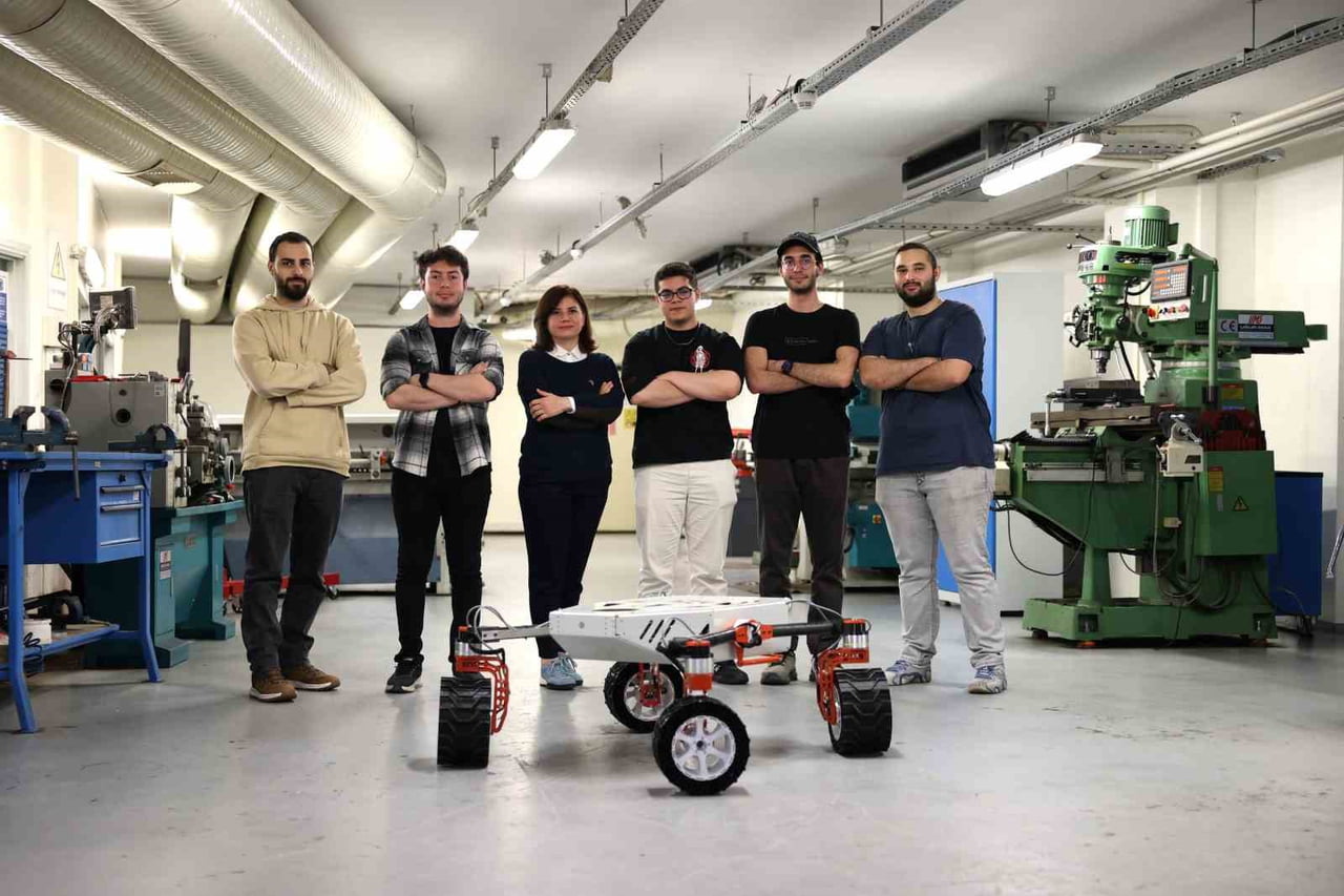 İZMİR EKONOMİ ÜNİVERSİTESİ (İEÜ) MÜHENDİSLİK FAKÜLTESİ ÖĞRENCİLERİ, ÜZERİNDEKİ ROBOTİK KOL, KAMERA...