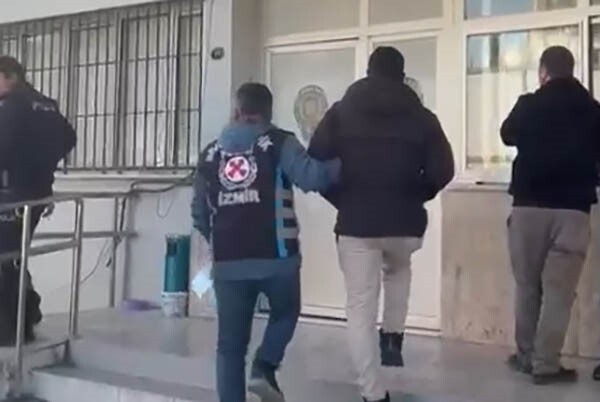 İZMİR’İN BORNOVA İLÇESİNDE MAKAS ATARAK TRAFİĞİ TEHLİKEYE DÜŞÜREN SÜRÜCÜ, SOSYAL MEDYADA...