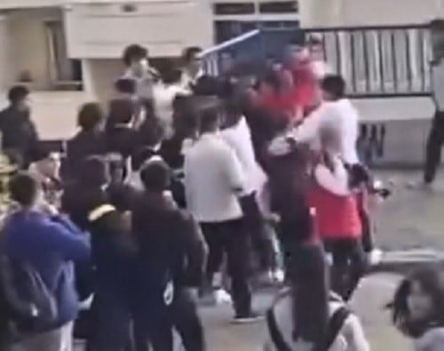 İZMİR’İN BUCA İLÇESİNDE ÖĞRENCİLER ARASINDA ÇIKAN VE ONLARCA GENCİN DAHİL OLDUĞU TEKME TOKATLI...