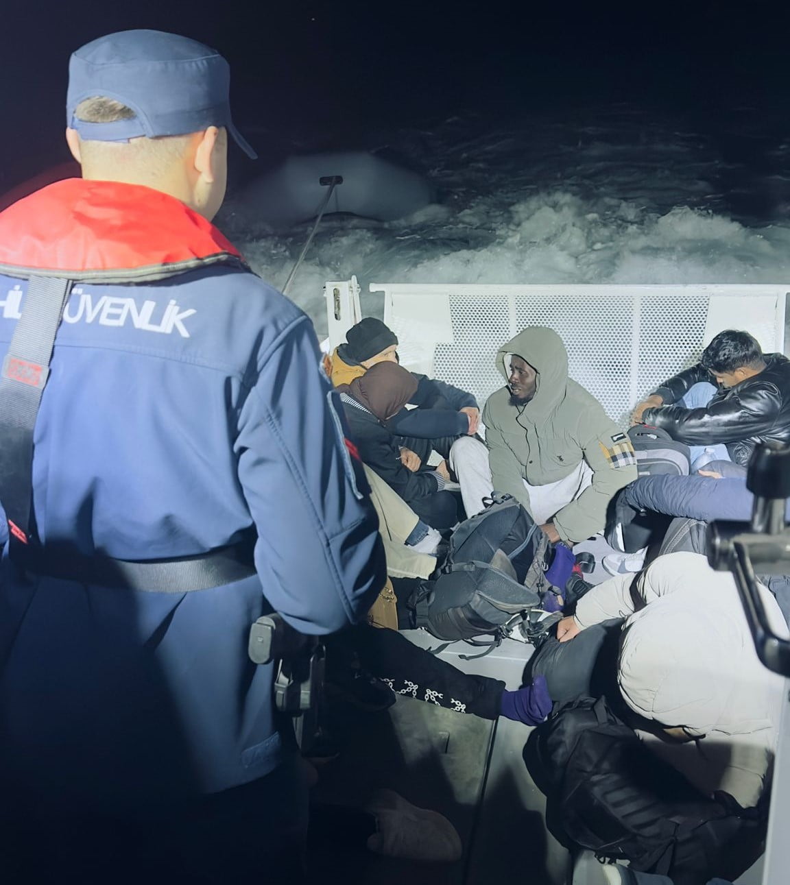 İZMİR’İN ÇEŞME İLÇESİ AÇIKLARINDA SAHİL GÜVENLİK EKİPLERİNCE GERÇEKLEŞTİRİLEN İKİ AYRI GÖREVDE, 44...