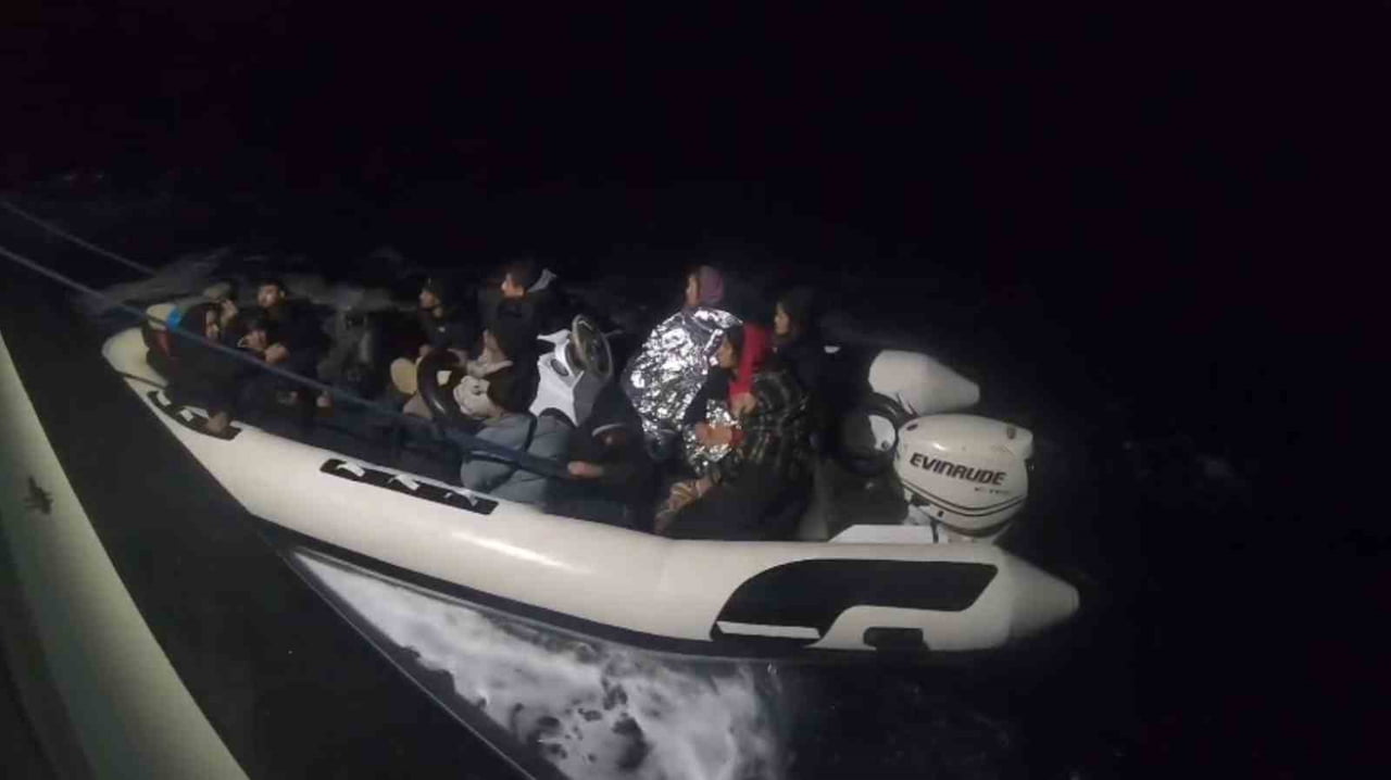 İZMİR’İN FOÇA İLÇESİ AÇIKLARINDA SAHİL GÜVENLİK EKİPLERİ TARAFINDAN DÜZENLENEN OPERASYONDA 25...