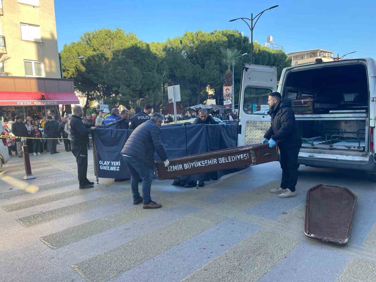 İZMİR’İN KEMALPAŞA İLÇESİNDE, YAYA GEÇİDİNDEN KARŞIYA GEÇEN KADIN, BELEDİYEYE AİT ÇÖP KAMYONUNUN...