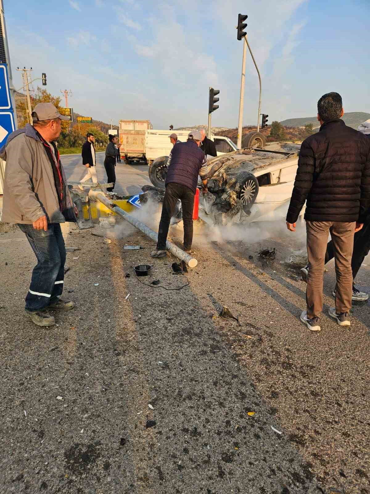İZMİR’İN MENEMEN İLÇESİNDE KONTROLDEN ÇIKAN OTOMOBİLİN TAKLA ATARAK HURDAYA DÖNMESİ SONUCU ARAÇTA...