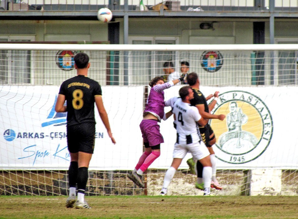 İZMİR SÜPER AMATÖR LİG E GRUBU'NUN İKİNCİ YARISININ İLK MAÇINDA ÇEŞME BELEDİYESPOR, SAKİN ŞEHİR...