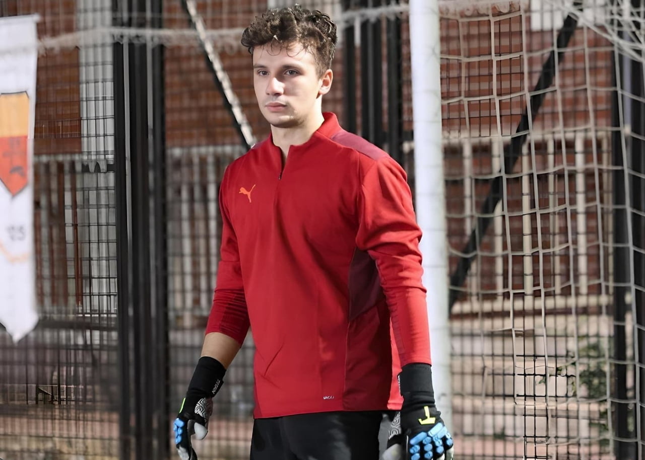 İZMİRLİ 22 YAŞINDAKİ GİRİŞİMCİ KAAN TINMAZ, HALI SAHALARIN 'KALECİ EKSİKLİĞİ' SORUNUNU TİCARETE...