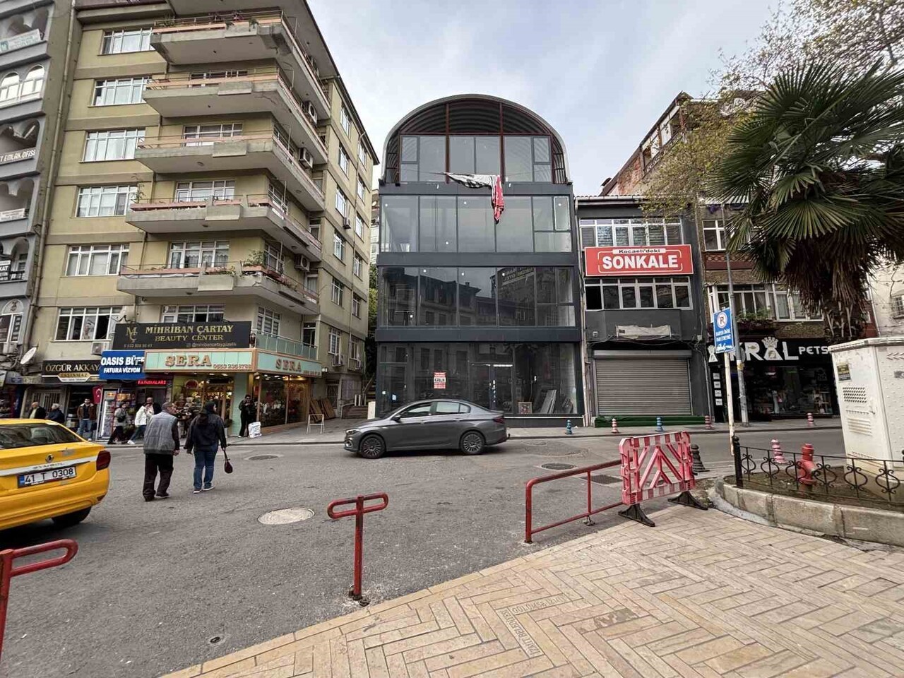 İZMİT BELEDİYESİ'NİN MÜHÜRLEDİĞİ BİR YAPIYI KENDİ SİYASİ ÇALIŞMALARI İÇİN KULLANMASI İLÇEDE YENİ...