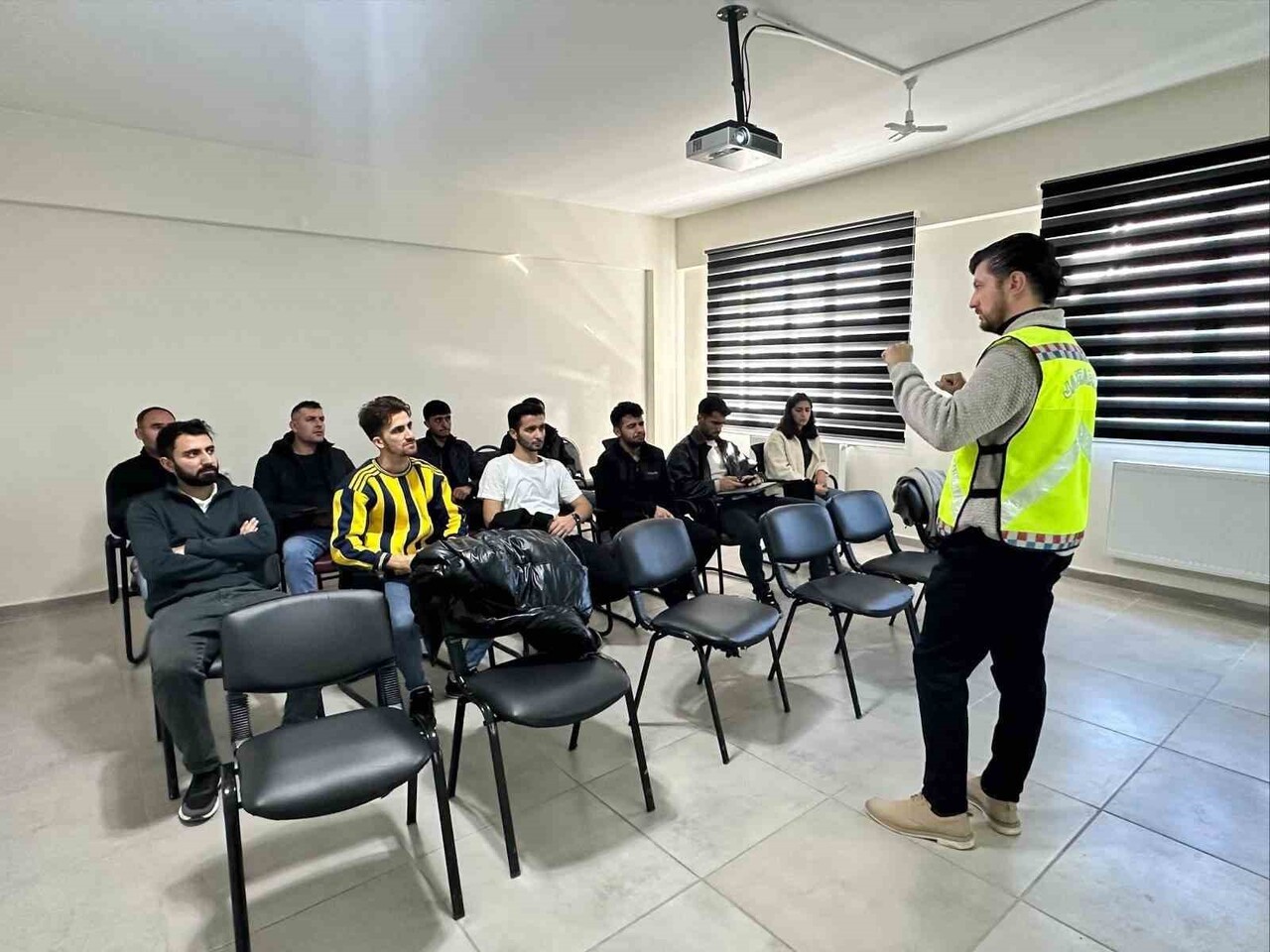 JANDARMA EKİPLERİ, VARTO’DA SİBER DOLANDIRICILIK YÖNTEMLERİ HAKKINDA BİLGİLENDİRME YAPTI.