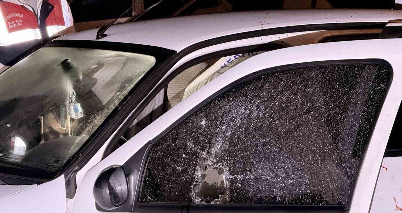 JANDARMA EKİPLERİNİN ARAÇTA İNCELEME YAPMASI