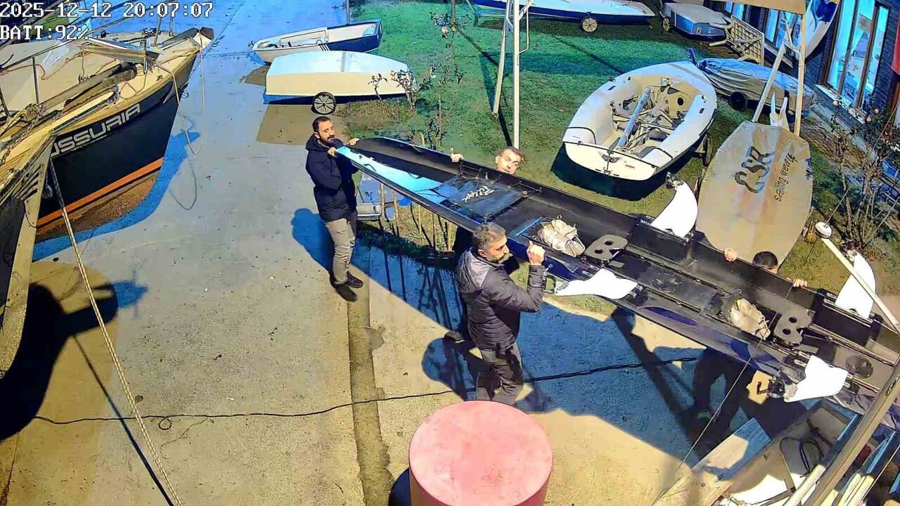 KAÇAKÇILIK VE GÜMRÜK MUHAFAZA EKİPLERİ, İZİNİ SÜRDÜKLERİ KAÇAK DENİZ KÜREĞİ TEKNELERİNE İDDİAYA...