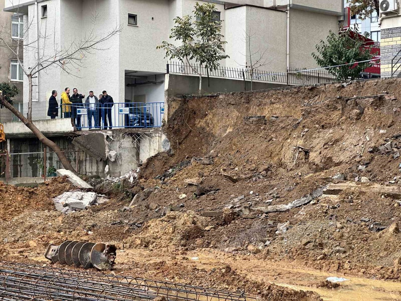 KADIKÖY’DE 5 KATLI BİNANIN İSTİNAT DUVARI ÇÖKTÜ.