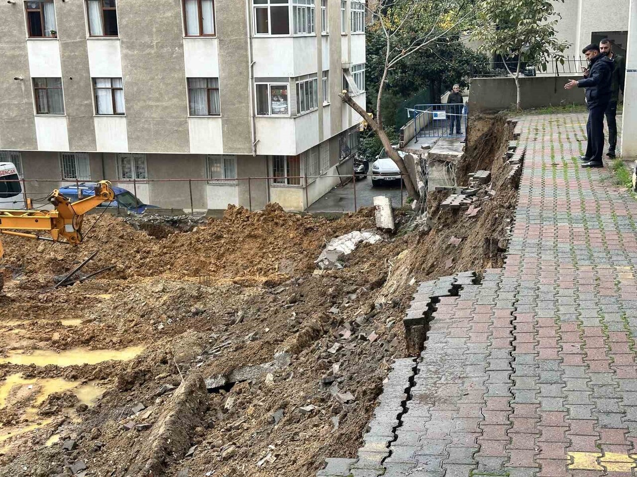 KADIKÖY’DE 5 KATLI BİNANIN İSTİNAT DUVARI ÇÖKTÜ.