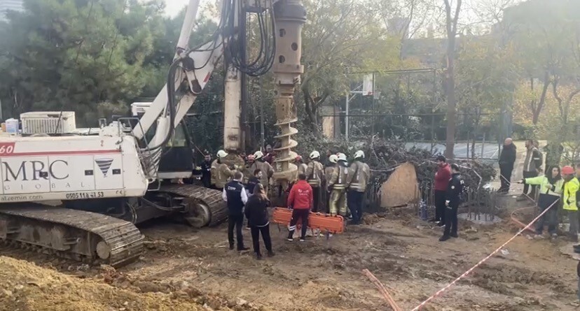 KADIKÖY’DE BİR İNŞAAT ŞANTİYESİNDE AÇILAN ÇUKURA DÜŞEN İŞÇİ, İTFAİYE EKİPLERİ TARAFINDAN...