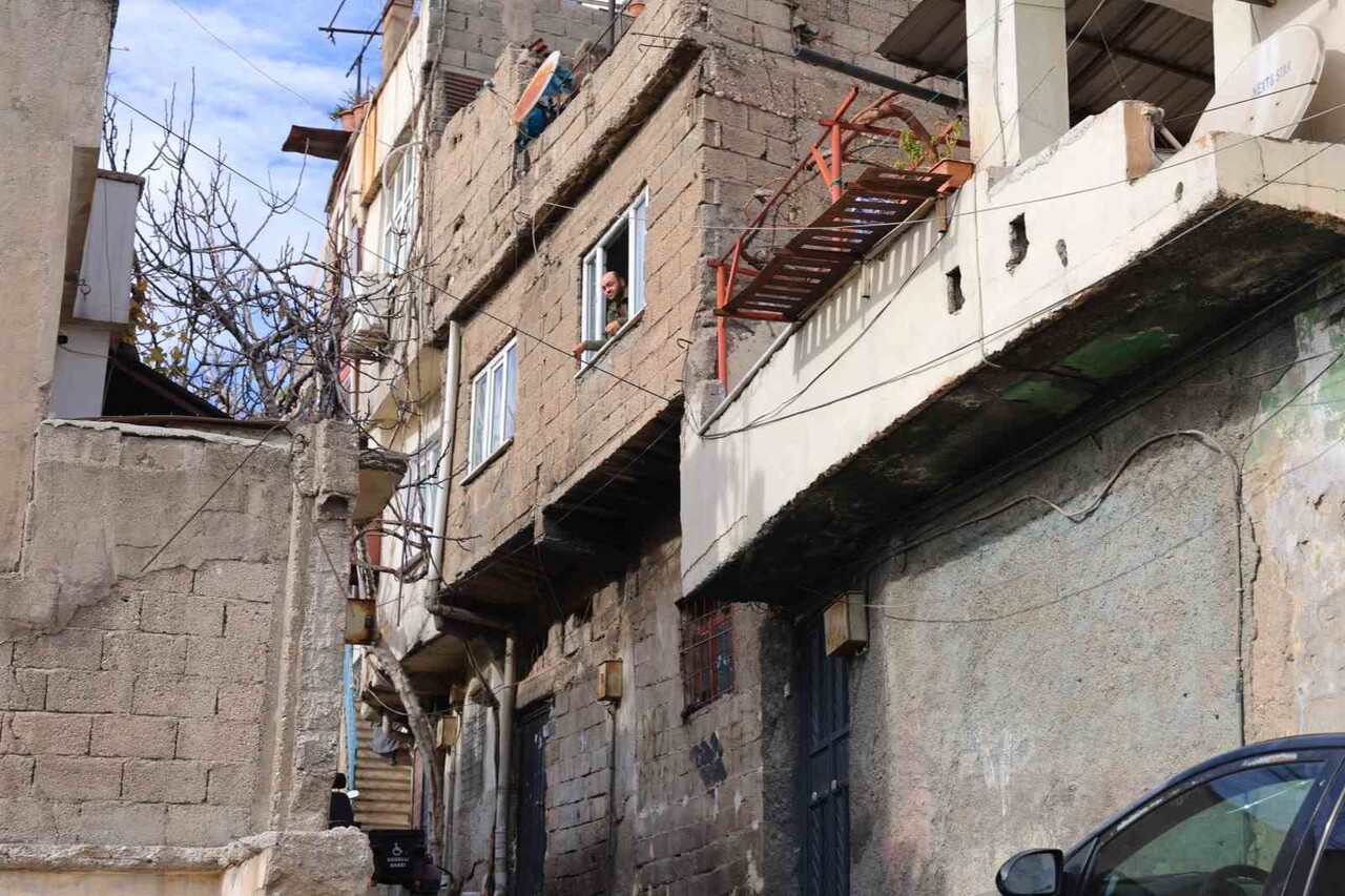 KAHRAMANMARAŞ'TA BEDENSEL ENGELLİ BİR ÇİFT, YILLARDIR YAŞAMAK ZORUNDA KALDIKLARI, ÇATISI AKAN VE...