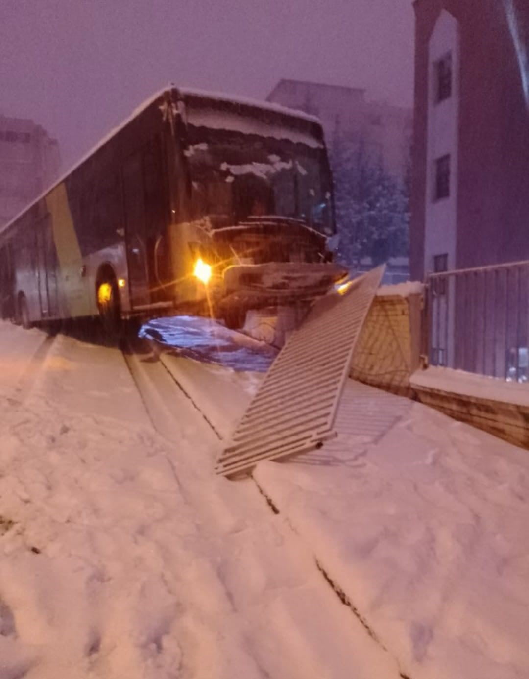KAHRAMANMARAŞ'TA ETKİLİ OLAN KAR YAĞIŞI SONRASI BİR OTOBÜS KAZA YAPTI.