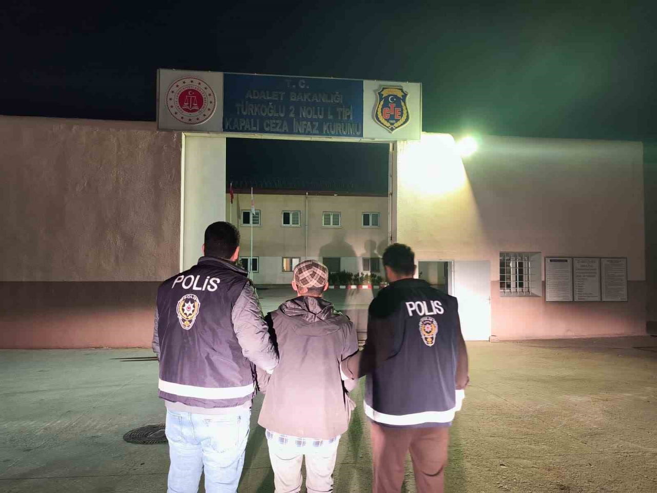 KAHRAMANMARAŞ'TA POLİS, DOLANDIRICILIK SUÇUNDAN 88 YIL HAPİS CEZASI ALAN ŞAHSI YAKALAYARAK...