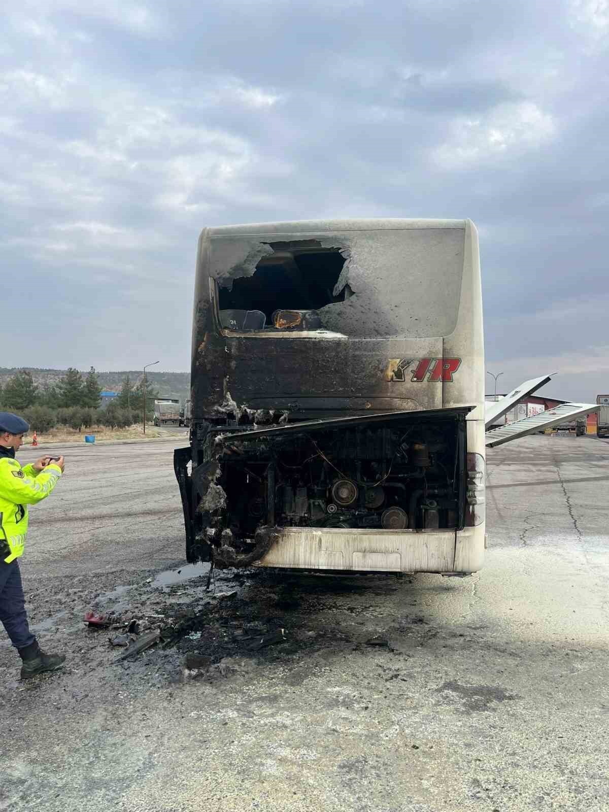 KAHRAMANMARAŞ'TA SEYİR HALİNDEKİ BİR YOLCU OTOBÜSÜNDE ÇIKAN YANGIN EKİPLERİN MÜDAHALESİ İLE...