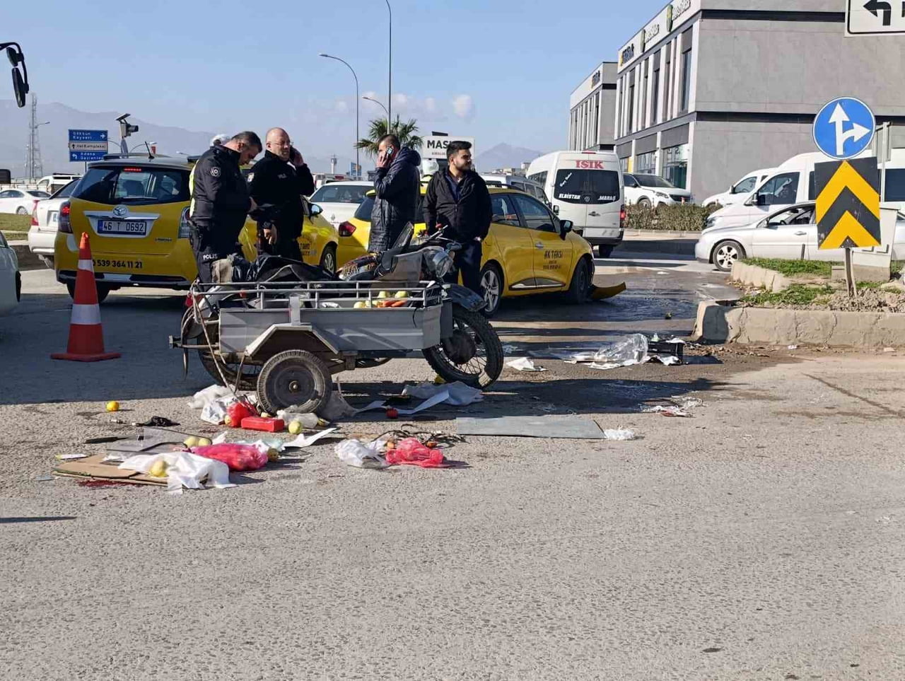 KAHRAMANMARAŞ'TA TİCARİ ARAÇ İLE SEPETLİ MOTOSİKLETİN KARIŞTIĞI TRAFİK KAZASINDA 2 KİŞİ...