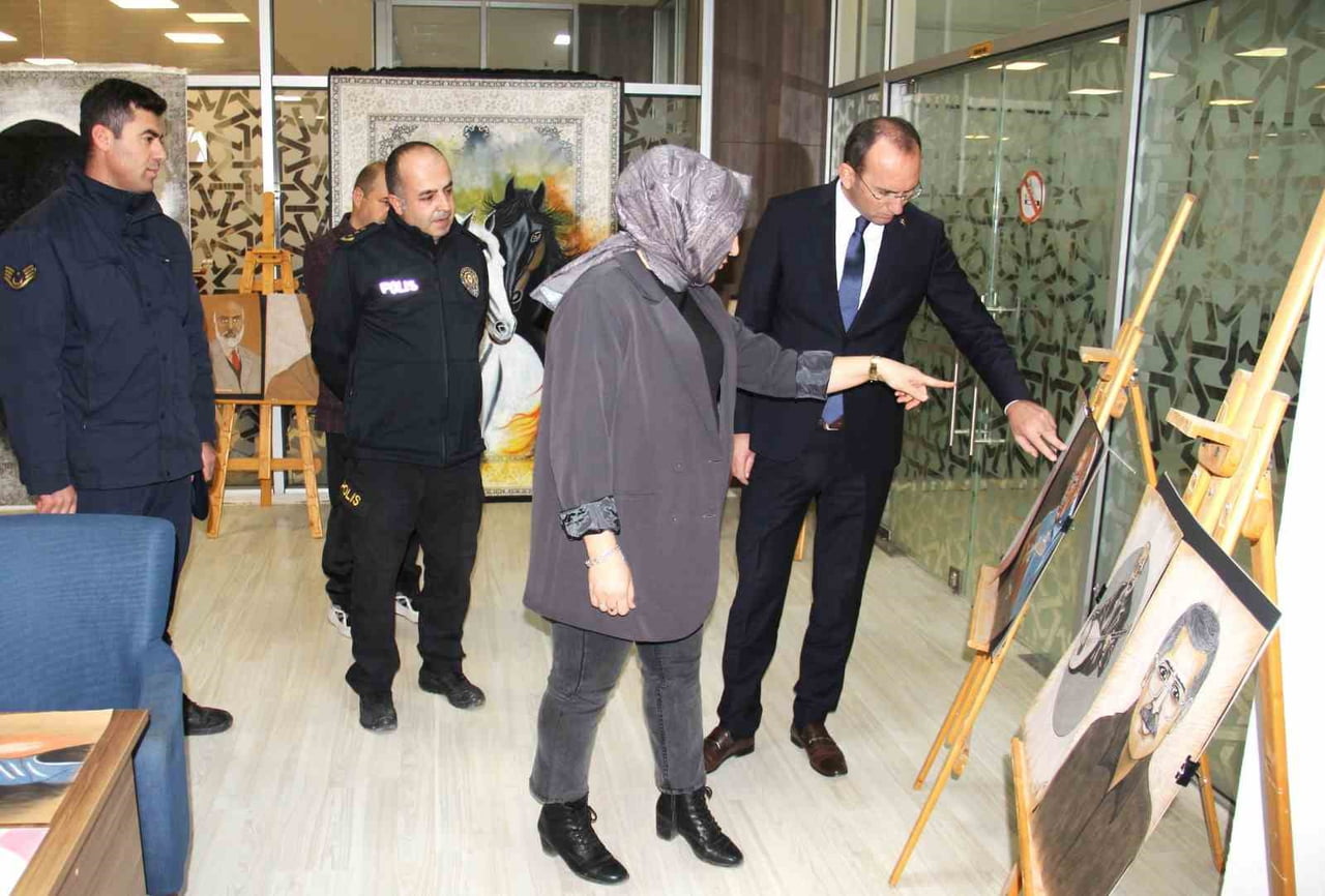 KAHRAMANMARAŞ’IN AFŞİN İLÇESİNDE, ŞEHİTLERİN KARAKALEM PORTRELERİNİ ÇİZEREK AİLELERİNE HEDİYE...