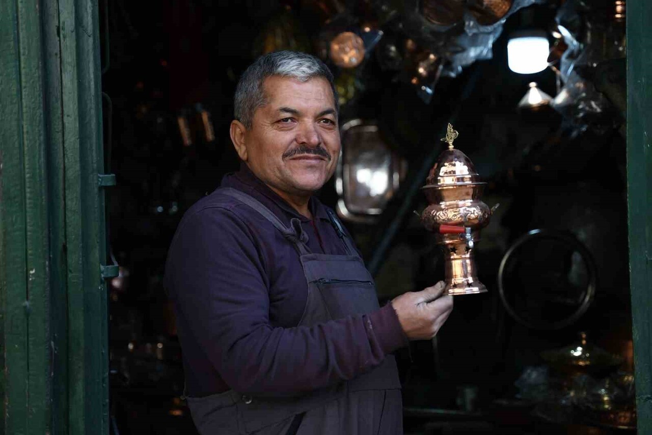 KAHRAMANMARAŞ’IN DULKADİROĞLU İLÇESİNDEKİ TARİHİ BAKIRCILAR ÇARŞISI’NDA ASIRLARDIR SÜREN ZANAAT...