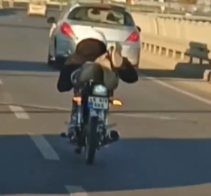 KAHRAMANMARAŞ’IN ONİKİŞUBAT İLÇESİNDE BİR MOTOSİKLET SÜRÜCÜSÜNÜN TEHLİKELİ YOLCULUĞU CEP TELEFONU...