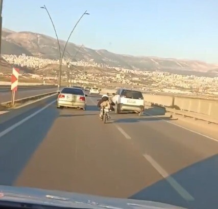 KAHRAMANMARAŞ’IN ONİKİŞUBAT İLÇESİNDE BİR MOTOSİKLET SÜRÜCÜSÜNÜN TEHLİKELİ YOLCULUĞU CEP TELEFONU...