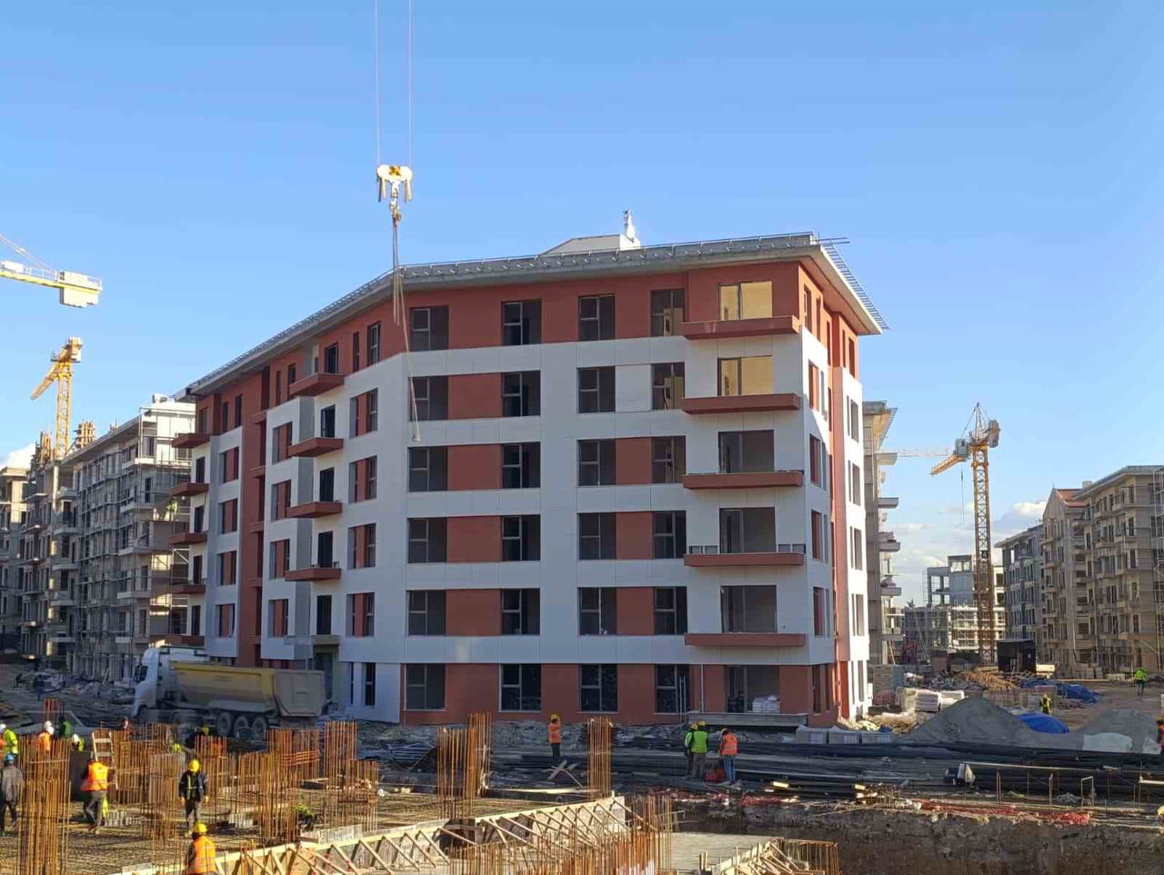 KAHRAMANMARAŞ MERKEZLİ MEYDANA GELEN DEPREMLERİN ARDINDAN ŞEHİR MERKEZİNDE İNŞA EDİLEN DEPREM...