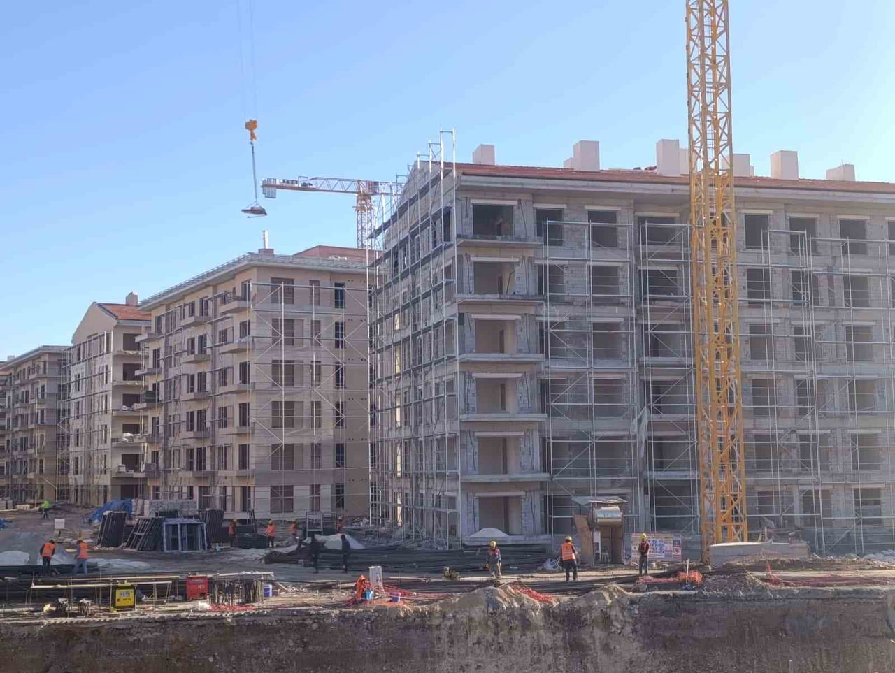 KAHRAMANMARAŞ MERKEZLİ MEYDANA GELEN DEPREMLERİN ARDINDAN ŞEHİR MERKEZİNDE İNŞA EDİLEN DEPREM...