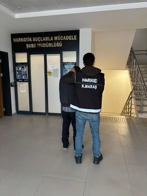 KAHRAMANMARAŞ’TA DÜZENLENEN İKİ AYRI OPERASYONDA UYUŞTURUCU MADDE VE KAÇAK CEP TELEFONLARI ELE...