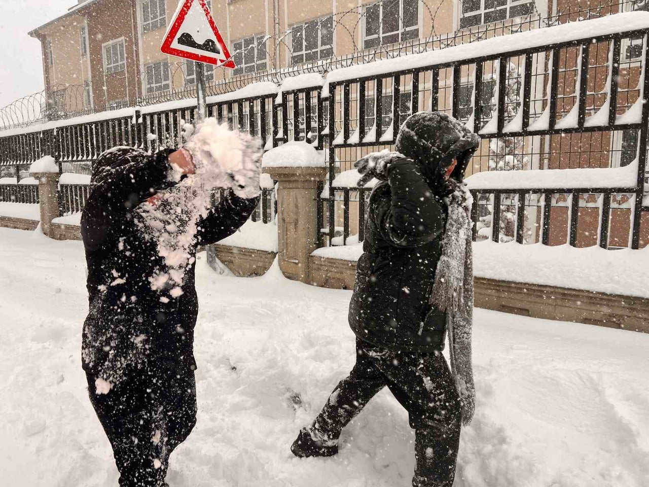 KAHRAMANMARAŞ’TA GECE YARISI BAŞLAYAN KAR YAĞIŞI SABAHA KADAR KENT MERKEZİNİ BEYAZA...