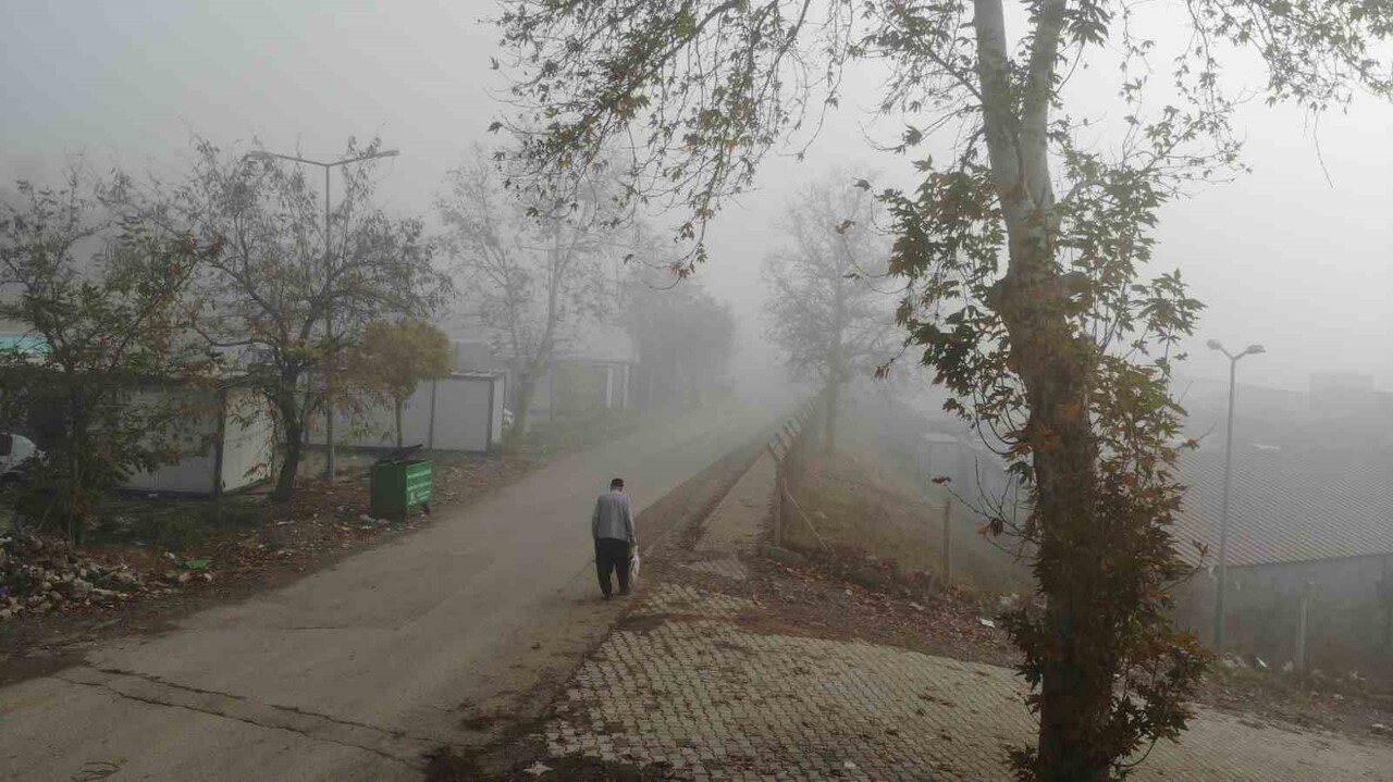 KAHRAMANMARAŞ’TA SABAH SAATLERİNDE ETKİLİ OLAN SİS, ÖZELLİKLE KENTİN ALÇAK KESİMLERİNDE YOĞUN...