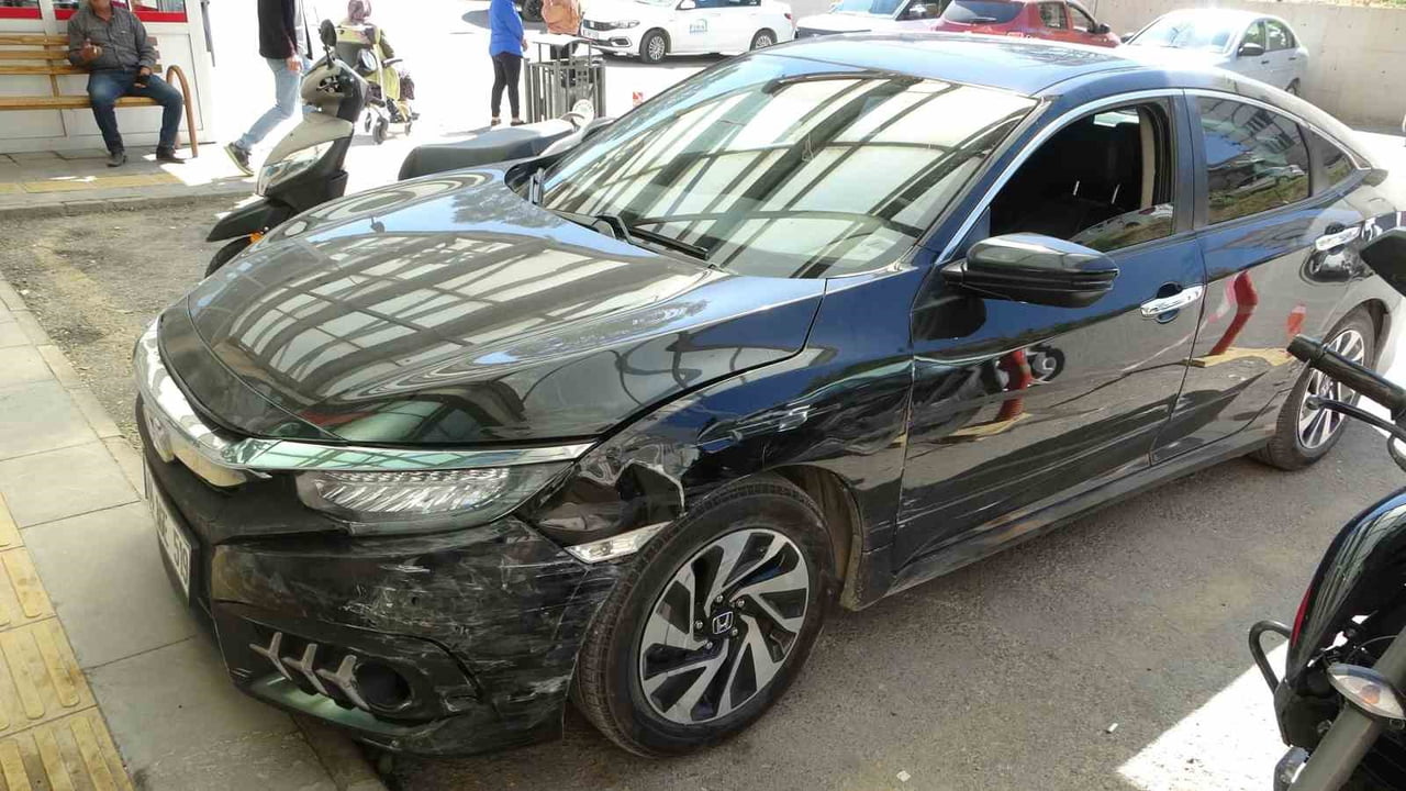 KALP KRİZİ GEÇİREN SÜRÜCÜ HASTANE OTOPARKINDA 7 ARACA ÇARPTI