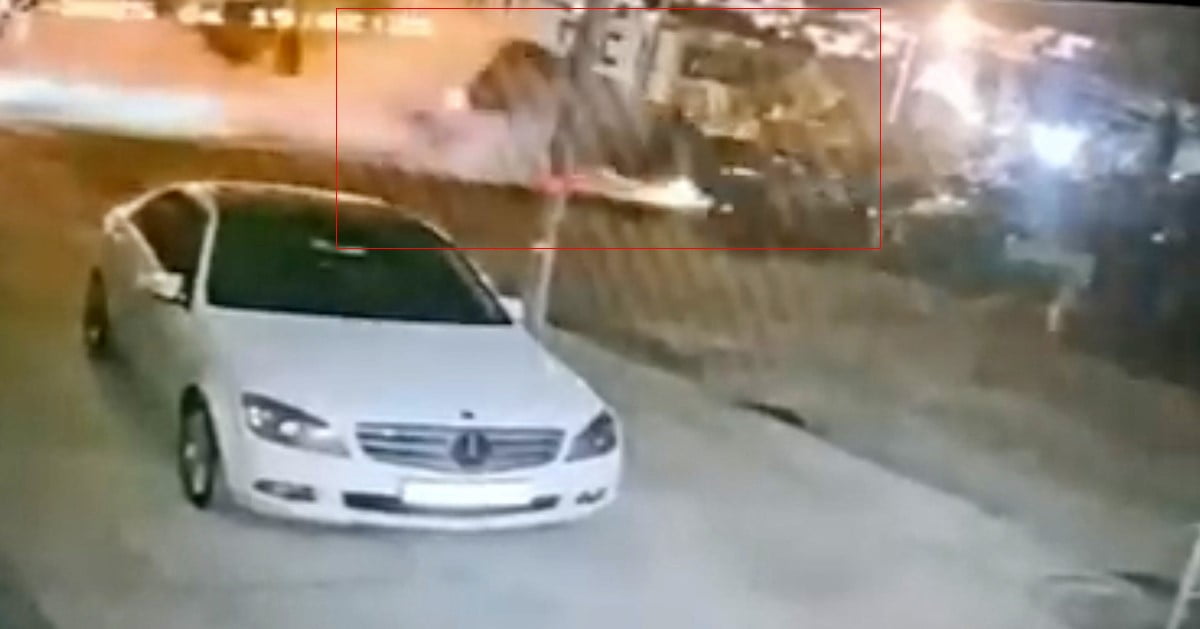 KAMYONETİN PARK HALİNDEKİ ARACA ÇARPTIĞI, ARDINDAN SAVRULARAK TAKLA ATTIĞI ANLAR NET ŞEKİLDE YER...