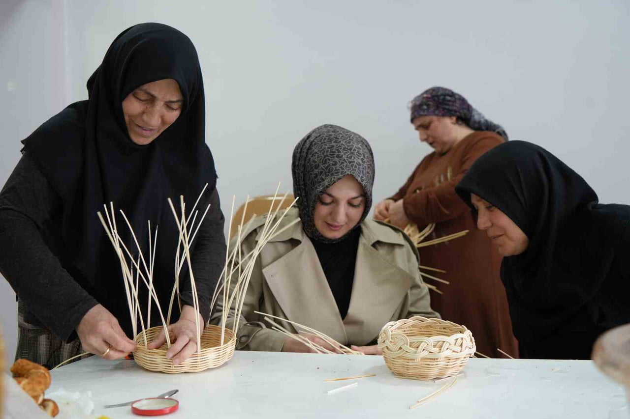 KANSER HASTASI KADINLAR, UMUTLARINI RATTAN OBJELERE TAŞIDI