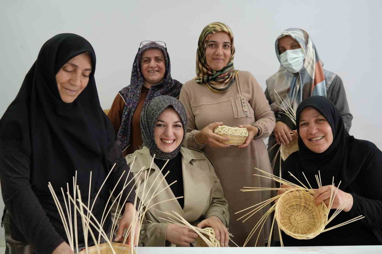 KANSER HASTASI KADINLAR, UMUTLARINI RATTAN OBJELERE TAŞIDI