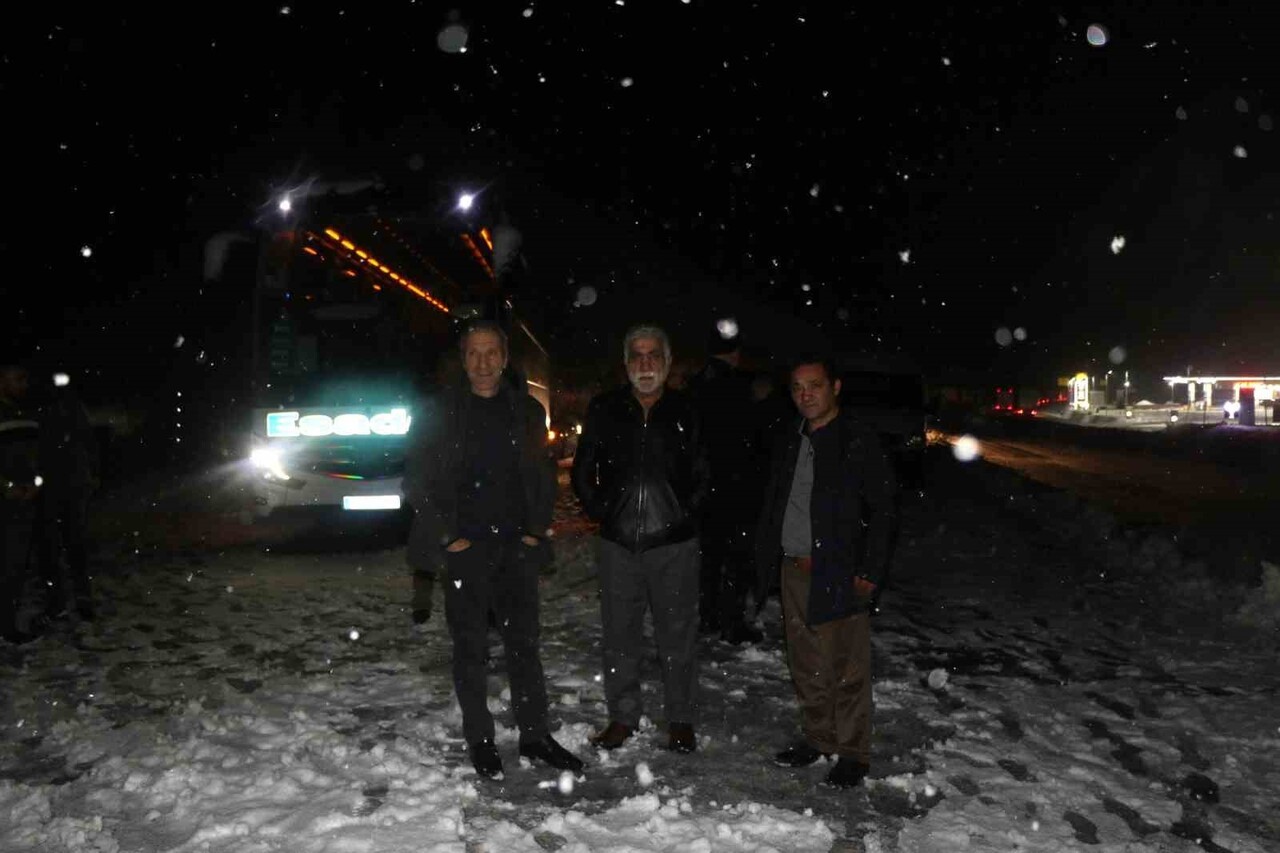 KAR VE TİPİ NEDENİYLE SAKALTUTAN, KIZILDAĞ VE AHMEDİYE GEÇİTLERİNDE YOL ULAŞIMA KAPANDI