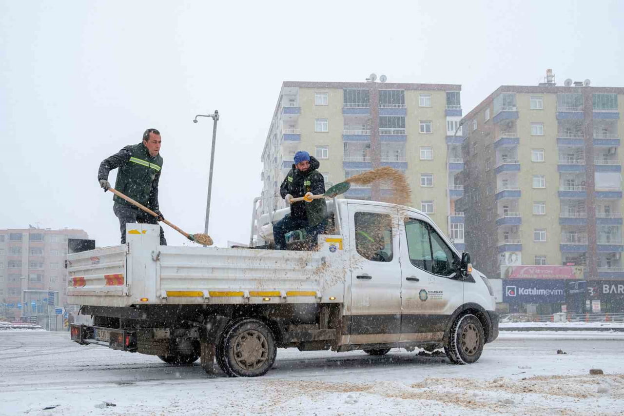 KAR YAĞIŞININ KENT GENELİNDE ETKİLİ OLMASIYLA BİRLİKTE DİYARBAKIR BÜYÜKŞEHİR BELEDİYESİ...