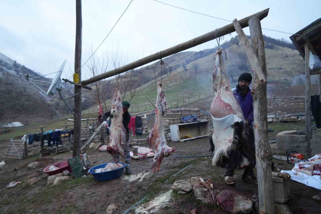 KARABEY KÖYÜNDE VATANDAŞLAR, KIŞ AYLARINDA TÜKETMEK ÜZERE MEŞE ATEŞİNDE GELENEKSEL YÖNTEMLERLE...