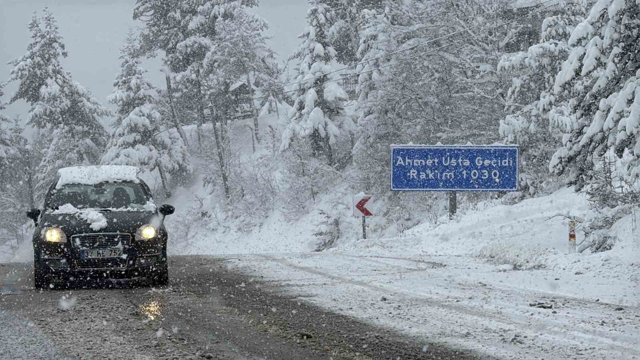 KARABÜK'TE DÜN GECE SAATLERİNDEN İTİBAREN ETKİLİ OLAN YOĞUN KAR YAĞIŞI, ULAŞIMDA AKSAMALARA NEDEN...
