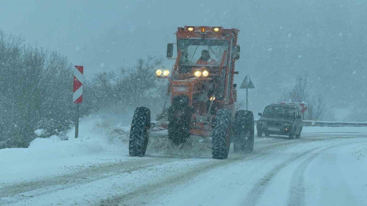 KARABÜK'TE DÜN GECE SAATLERİNDEN İTİBAREN ETKİLİ OLAN YOĞUN KAR YAĞIŞI, ULAŞIMDA AKSAMALARA NEDEN...