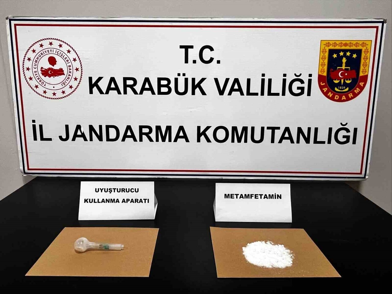 KARABÜK'TE DÜZENLENEN OPERASYONDA SENTETİK ECZA HAP VE UYUŞTURUCU MADDE ELE GEÇİRİLDİ