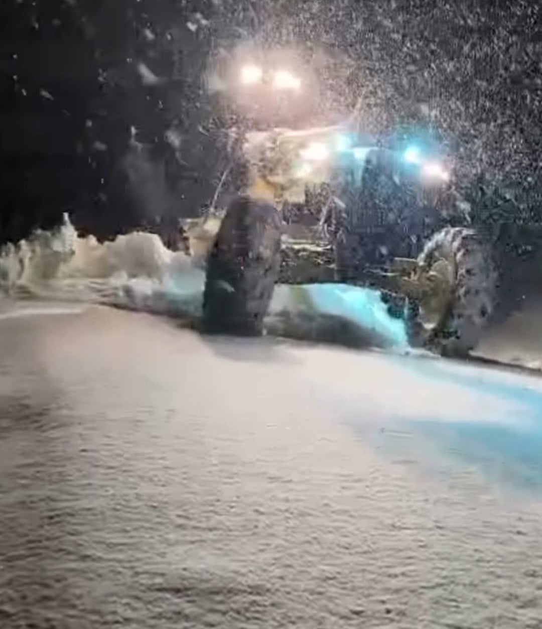 KARABÜK'TE ETKİLİ OLAN KAR YAĞIŞI NEDENİYLE 26 KÖY YOLU ULAŞIMA KAPANDI.