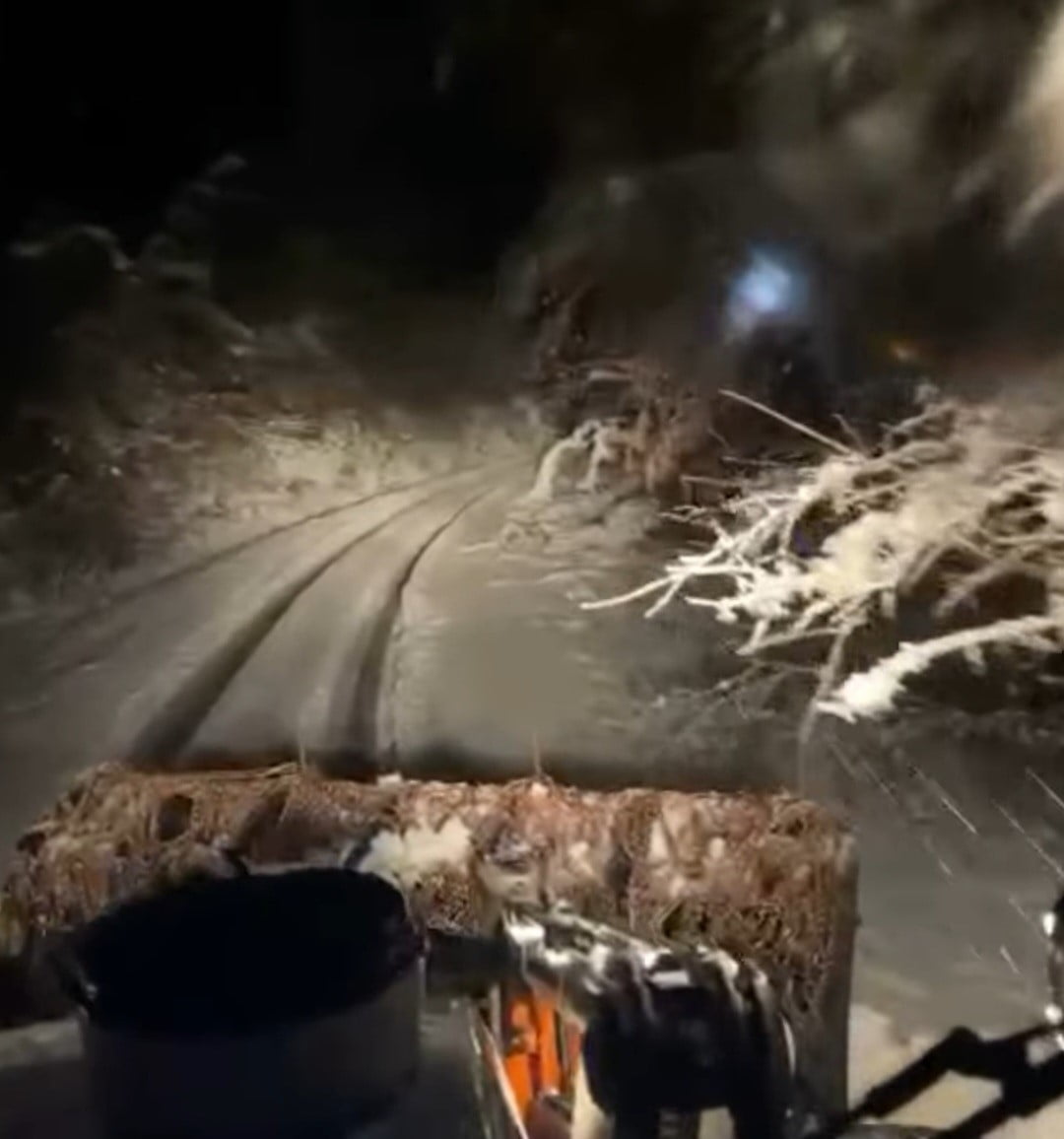 KARABÜK'TE ETKİLİ OLAN KAR YAĞIŞI NEDENİYLE 26 KÖY YOLU ULAŞIMA KAPANDI.