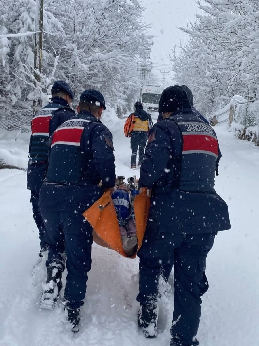KARABÜK'TE ETKİLİ OLAN KAR YAĞIŞI NEDENİYLE KÖYDE İKAMET EDEN HASTA VATANDAŞA ULAŞAN JANDARMA...