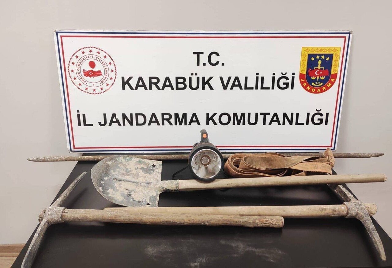 KARABÜK'TE KAÇAK KAZI YAPAN 5 KİŞİ JANDARMA TARAFINDAN YAKALANDI.