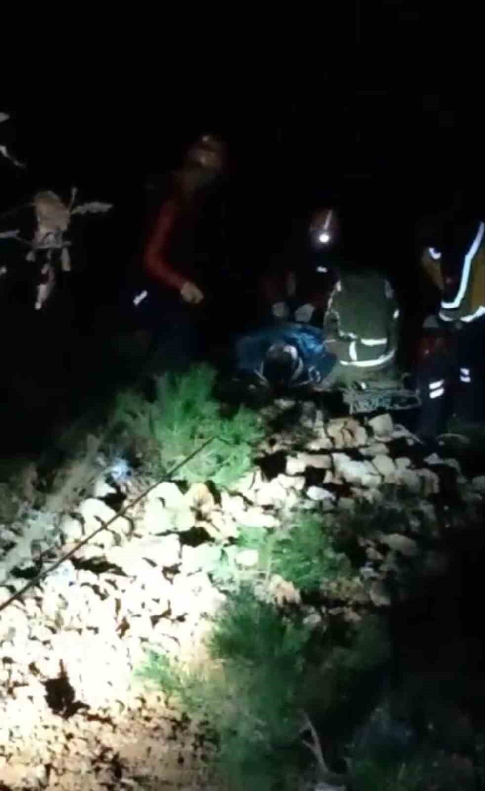 KARABÜK'ÜN SAFRANBOLU İLÇESİNDE YAKLAŞIK 30 METRELİK UÇURUMA YUVARLANAN MOTOSİKLETLİ EKİPLERİN 1.5...