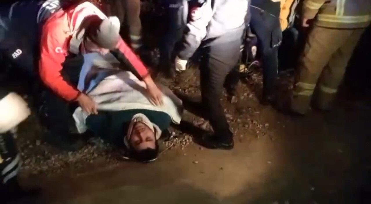 KARABÜK'ÜN SAFRANBOLU İLÇESİNDE YAKLAŞIK 30 METRELİK UÇURUMA YUVARLANAN MOTOSİKLETLİ EKİPLERİN 1.5...