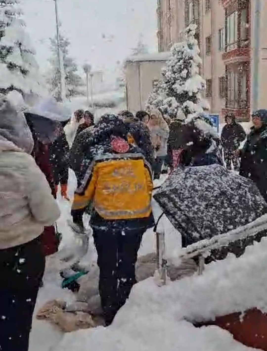 KARABÜK'ÜN YENİCE İLÇESİNDE KIZ YURDUNDA BİR ÖĞRENCİ KARLA KAPLI MERDİVENDEN DÜŞEREK...
